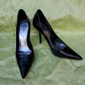 Guess pumps